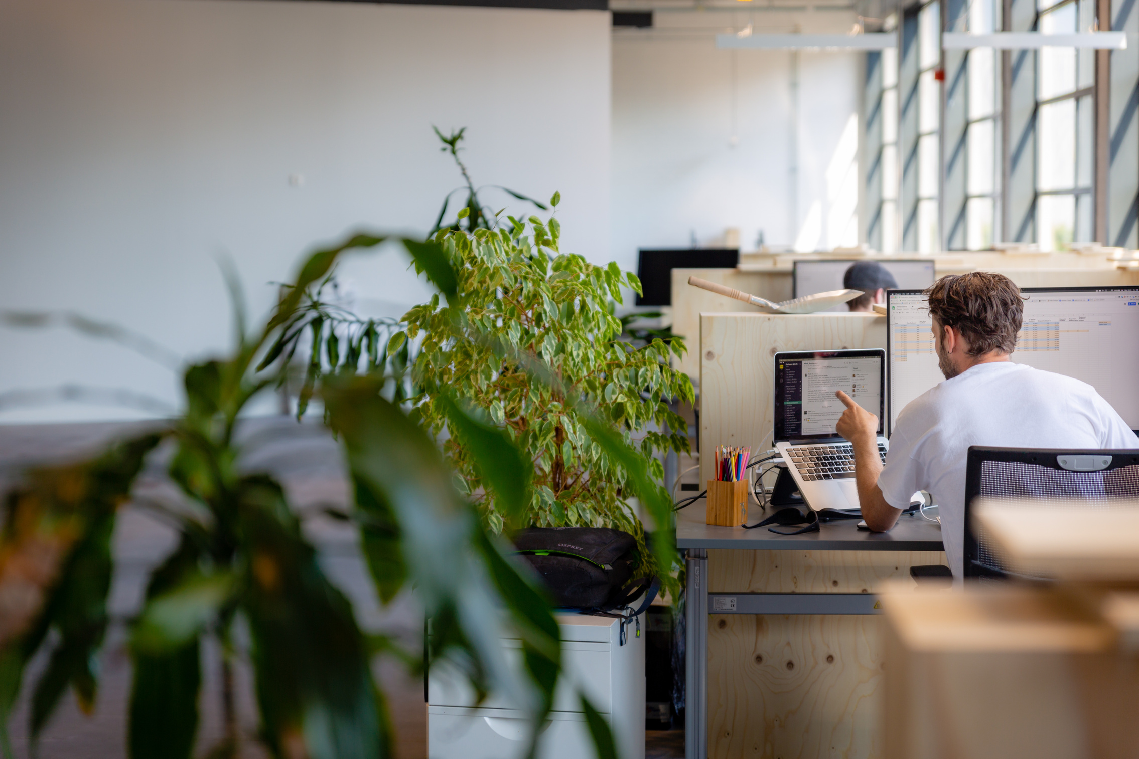 Person arbeitet im Coworking Space